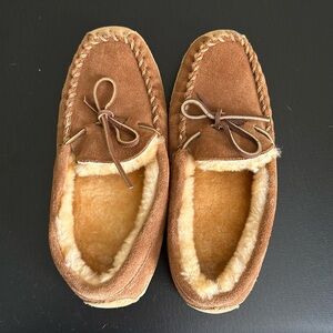 LL Bean Wicked good shearling slipper EUC children’s 4 unisex